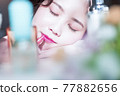 美容化妝場景年輕女子繪畫的嘴唇 77882656