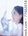 美容化妝場景年輕女子繪畫的嘴唇 77882658