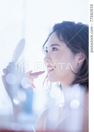 美容化妝場景年輕女子繪畫的嘴唇 77882658
