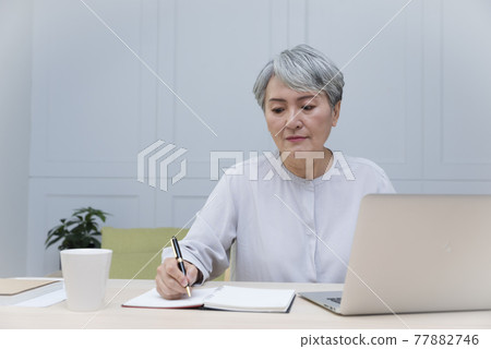 在covid-19大流行期間在家工作的老年職業婦 在covid-19大流行期間在家工作的老年職業婦 77882746