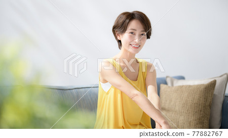 Middle woman beauty sunshine summer Middle woman beauty sunshine summer 77882767