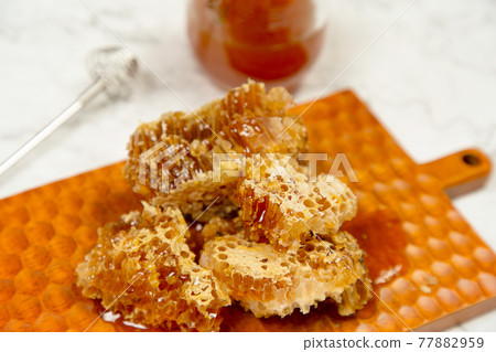 砧板上的蜂窩和蜂蜜 砧板上的蜂窩和蜂蜜 77882959