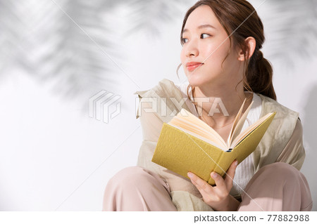 讀書的少婦戶外 77882988