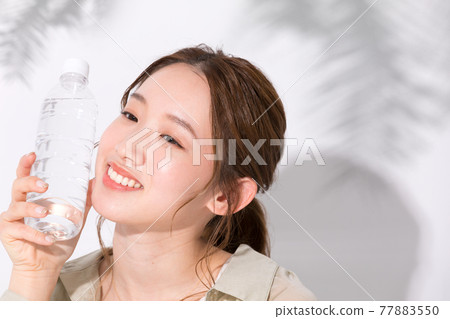 拿著一個塑料瓶水的水合的少婦 77883550