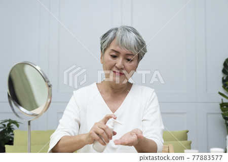 銀髮族的護膚及臉部保養 銀髮族的護膚及臉部保養 77883577