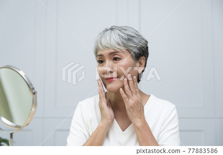 銀髮族的護膚及臉部保養 銀髮族的護膚及臉部保養 77883586