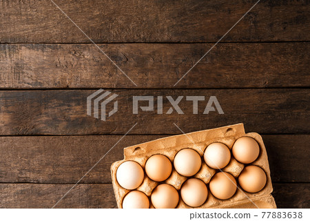 Fresh chicken eggs on wooden background with copyspace 77883638