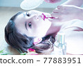 美容化妝場景年輕女子繪畫的嘴唇 77883951