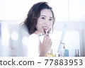 美容化妝場景年輕女子繪畫的嘴唇 77883953
