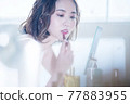 美容化妝場景年輕女子繪畫的嘴唇 77883955