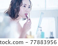 美容化妝場景年輕女子繪畫的嘴唇 77883956
