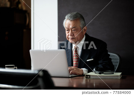 Businessman senior man thinking 77884000