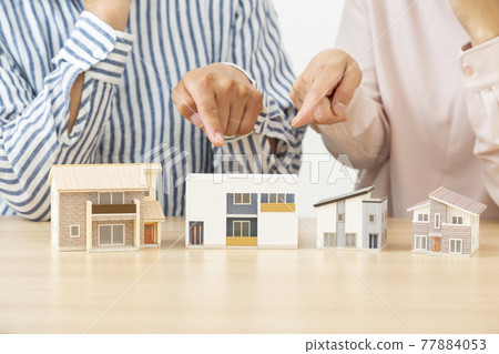 與一對同住 77884053