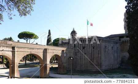 A secret passage called Passetto di Borgo that connects St. Peter's Basilica (Vatican) and Castel Sant'Angelo 77884151