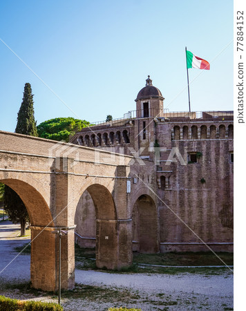 A secret passage called Passetto di Borgo that connects St. Peter's Basilica (Vatican) and Castel Sant'Angelo 77884152