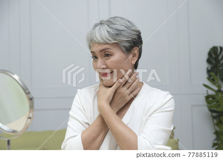 銀髮族的臉部保養及化粧 77885119