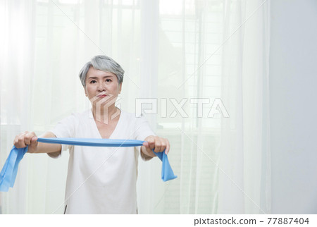 銀髮族在家作瑜伽和有氧運動 銀髮族在家作瑜伽和有氧運動 77887404
