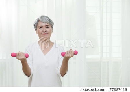 銀髮族在家作瑜伽和有氧運動 77887416