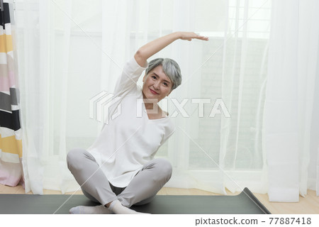 銀髮族在家作瑜伽和有氧運動 77887418