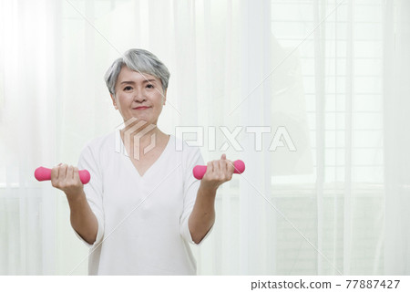 銀髮族在家作瑜伽和有氧運動 銀髮族在家作瑜伽和有氧運動 77887427