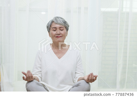 銀髮族在家作瑜伽和有氧運動 77887436