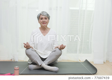 銀髮族在家作瑜伽和有氧運動 77887439