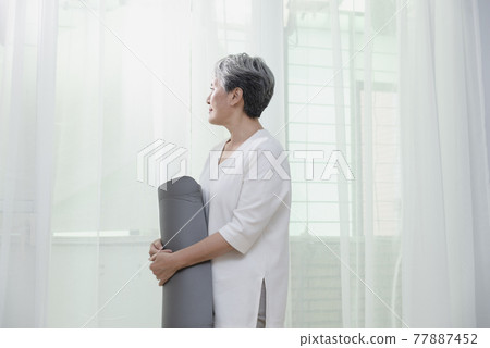 銀髮族在家作瑜伽和有氧運動 銀髮族在家作瑜伽和有氧運動 77887452