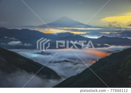 Fuji and the sea of clouds 77888112