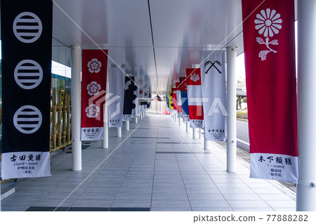 A row of military flags lined up beside the site of Tokugawa Ieyasu's last battle (Battle of Sekigahara) (Shigekatsu Yoshida, Yoritsugu Kinoshita, Hideaki Kobayakawa, Nagamasu Oda) 77888282