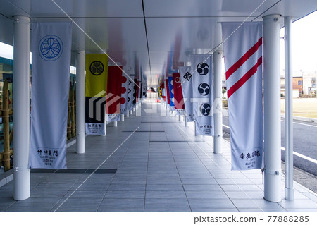 A row of military flags (Shigeka Takenaka, Naoyasu Akaza, Suketada Ogawa, Tadayoshi Matsudaira, Ii) lined up beside the site of Tokugawa Ieyasu's last battle (Battle of Sekigahara) 77888285
