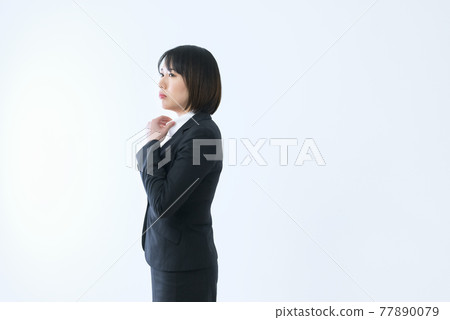一位女商人表情嚴肅地準備著 一位女商人表情嚴肅地準備著 77890079