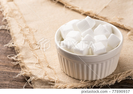 Cube sugar 77890937