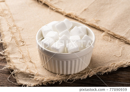 Cube sugar 77890939