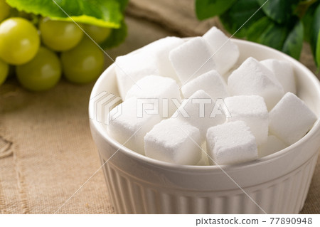 Cube sugar 77890948