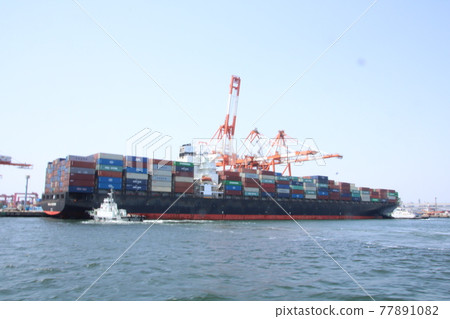 Tugboat to berth a large container ship 77891082