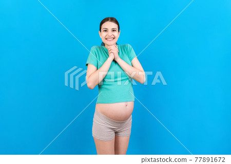Young beautiful pregnant woman on isolated colored background celebrating surprised and amazed for success with arms raised and open eyes. Winner concept Young beautiful pregnant woman on isolated colored background celebrating surprised and amazed for success with arms raised and open eyes. Winner concept 77891672