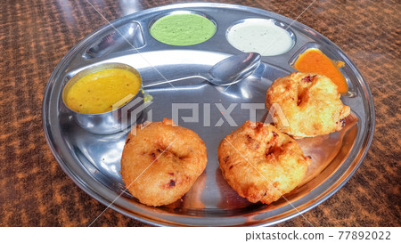 medhu vada with dips. medhu vada with dips. 77892022