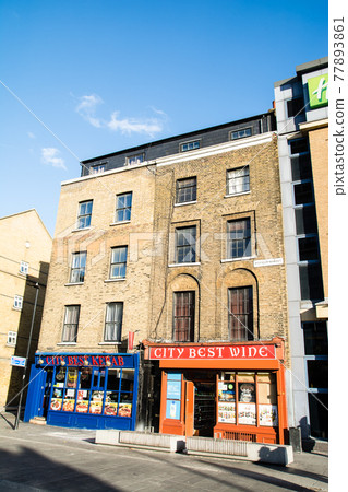 Brick buildings and shops on the streets of Shaw Didge in the east of London 77893861