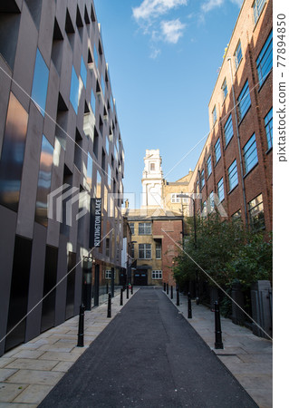 倫敦東部的 Shodige 街道：歷史悠久的磚石建築和現代建築 77894850