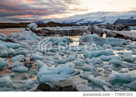Colorful sunset in Jokulsarlon glacier lagoon, Iceland 77895103