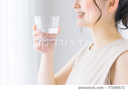 有礦泉水的一個少婦 77896672