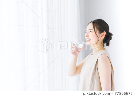 有礦泉水的一個少婦 77896675