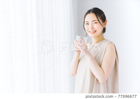 有礦泉水的一個少婦 77896677
