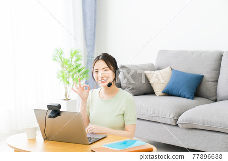 在家遠程辦公時打出OK的女人 77896688