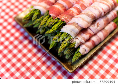 豬肉蘆筍裹肉，燒烤前，自然光攝影 77899494