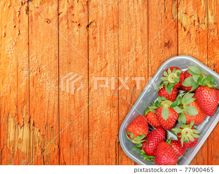 strawberries 77900465