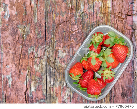 strawberries 77900470