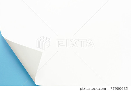 將紙的左邊緣翻過來，可以看到藍色背景 77900685