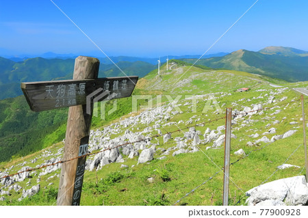 晴空下的四國喀斯特(從五穀高原看到的姬鶴平) 晴空下的四國喀斯特(從五穀高原看到的姬鶴平) 77900928