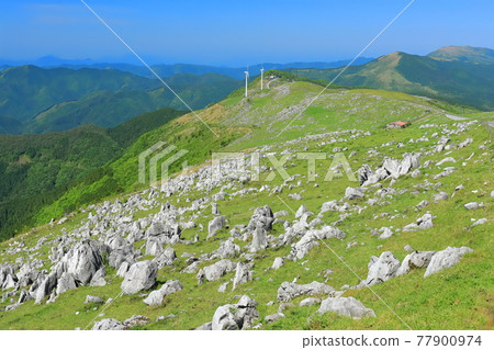 Shikoku Karst under clear skies (Himezurudaira seen from the Godan Plateau) 77900974